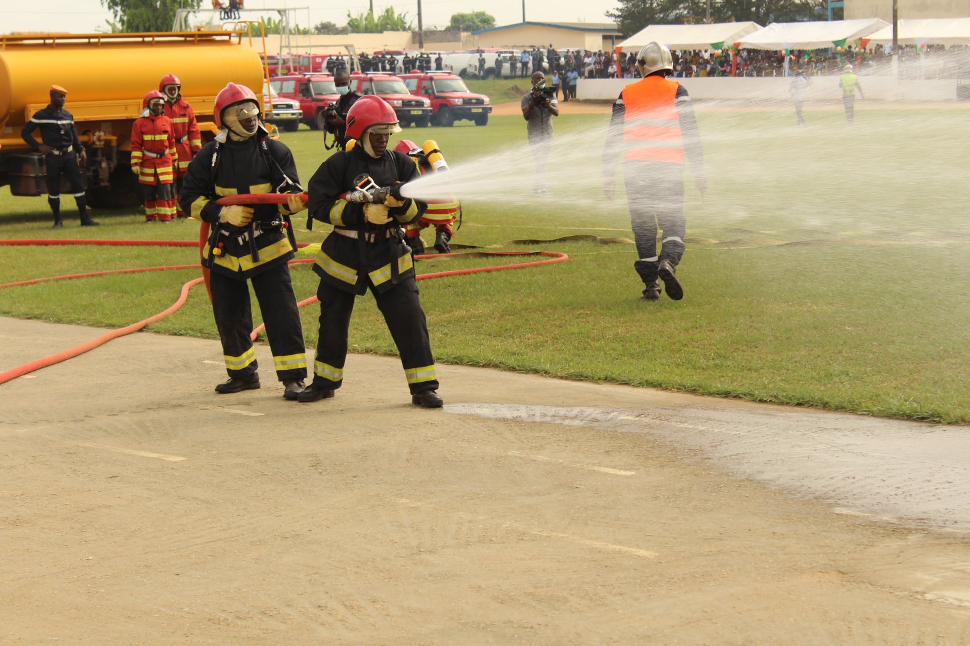 Sortie de la première promotion des pompiers civils (Chef de Garde) 2017 à l'école de police, le 10 décembre 2020